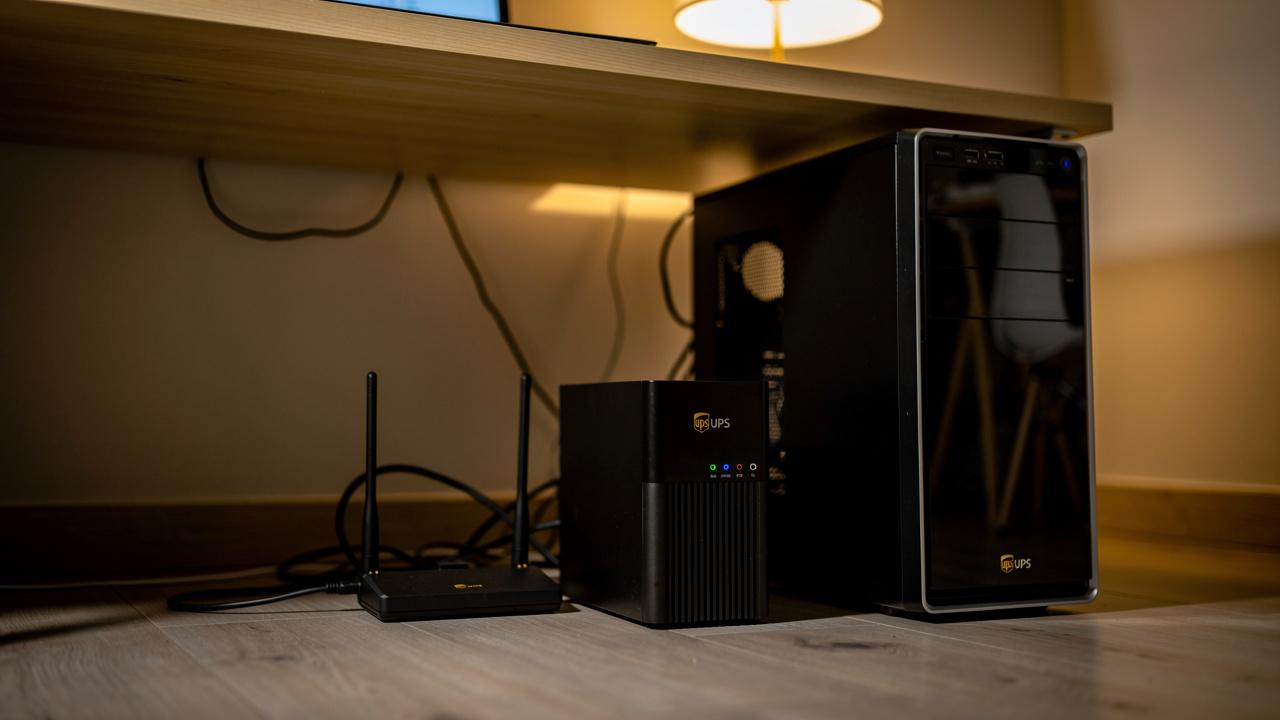 UPS kecil di bawah meja untuk PC dan router rumah