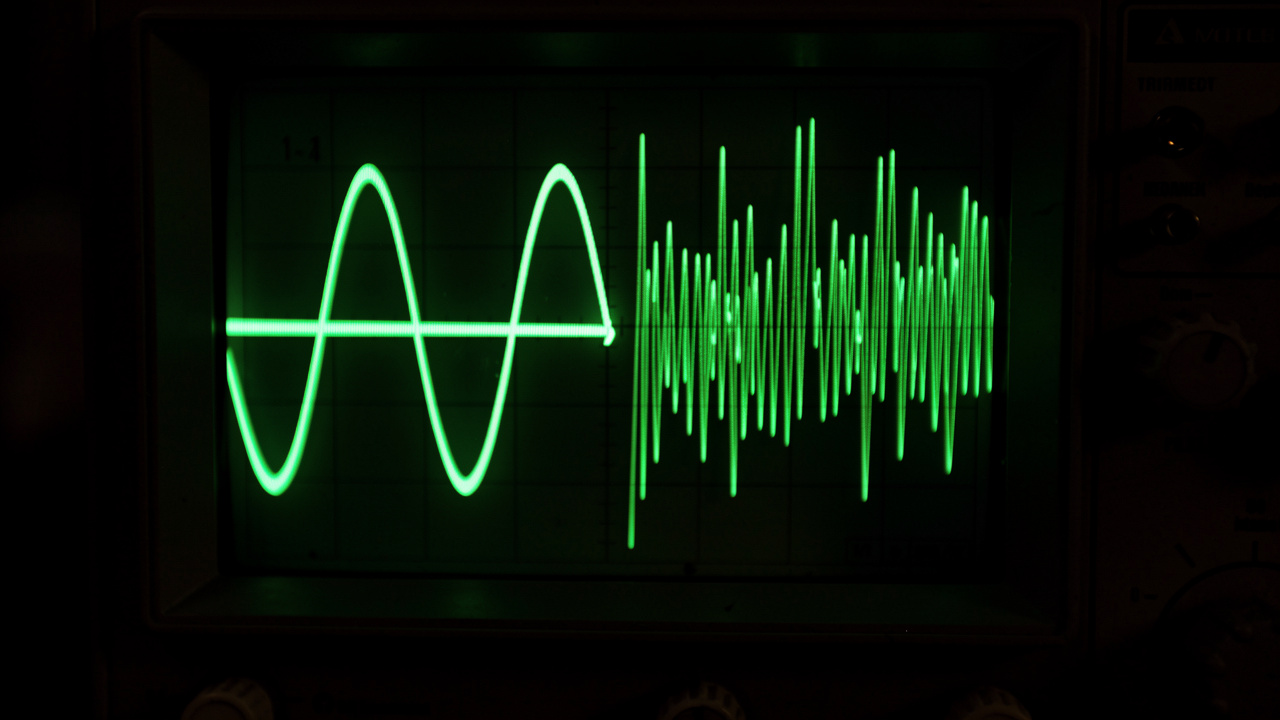 Harmonik: frekuensi gandaan 50 Hz menumpang gelombang asal