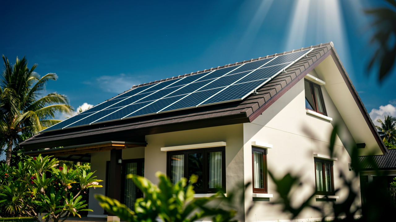 Solar menukar cahaya matahari terus kepada elektrik di bumbung rumah