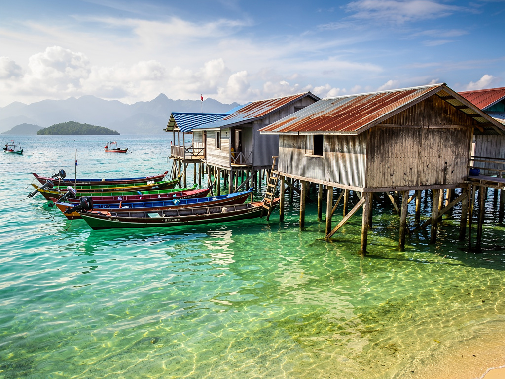 Kampung air tradisional di Semporna dengan air jernih