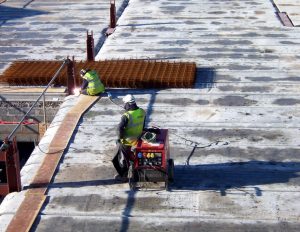 2 guy welding